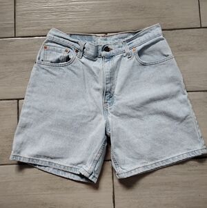 Vintage 550 Levi’s 90s High Waist Women’s Light Blue Denim Shorts Size 11